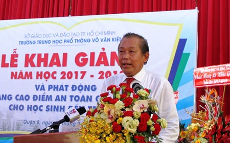 Phó Thủ tướng Trương Hòa Bình dự khai giảng và phát động Tháng ATGT cho học sinh đến trường